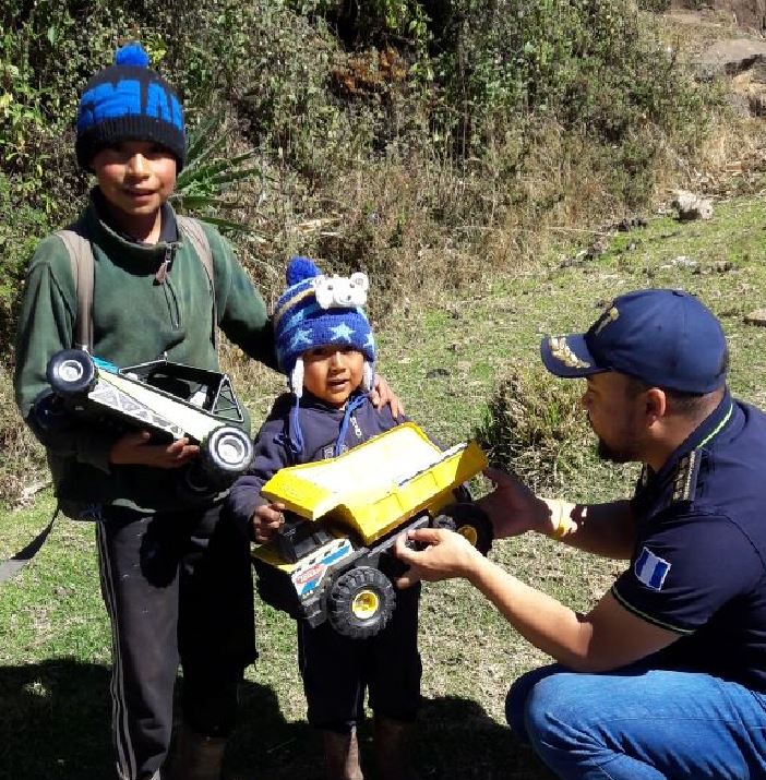 Entrega de juguetes EU Emisoras Unidas Guatemala