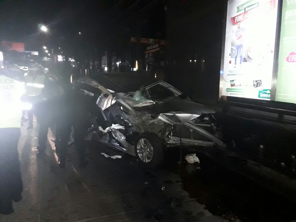 Vehículo destruido al chocar en Transmetro