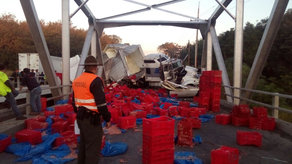 Reparación puente accidente tráiler