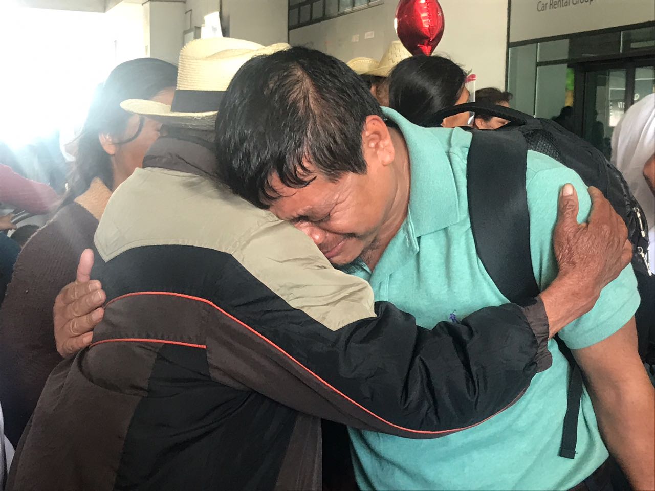 Familiares se reencuentran en las afueras del aeropuerto La Aurora Guatemala EU Emisoras Unidas