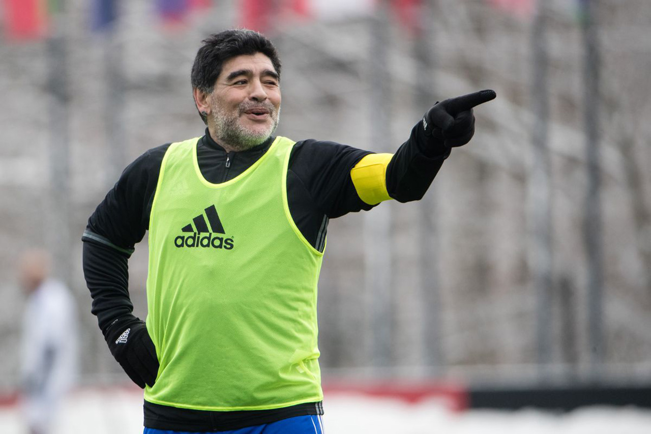 Maradona rinde homenaje al fallecido camerunés Massing