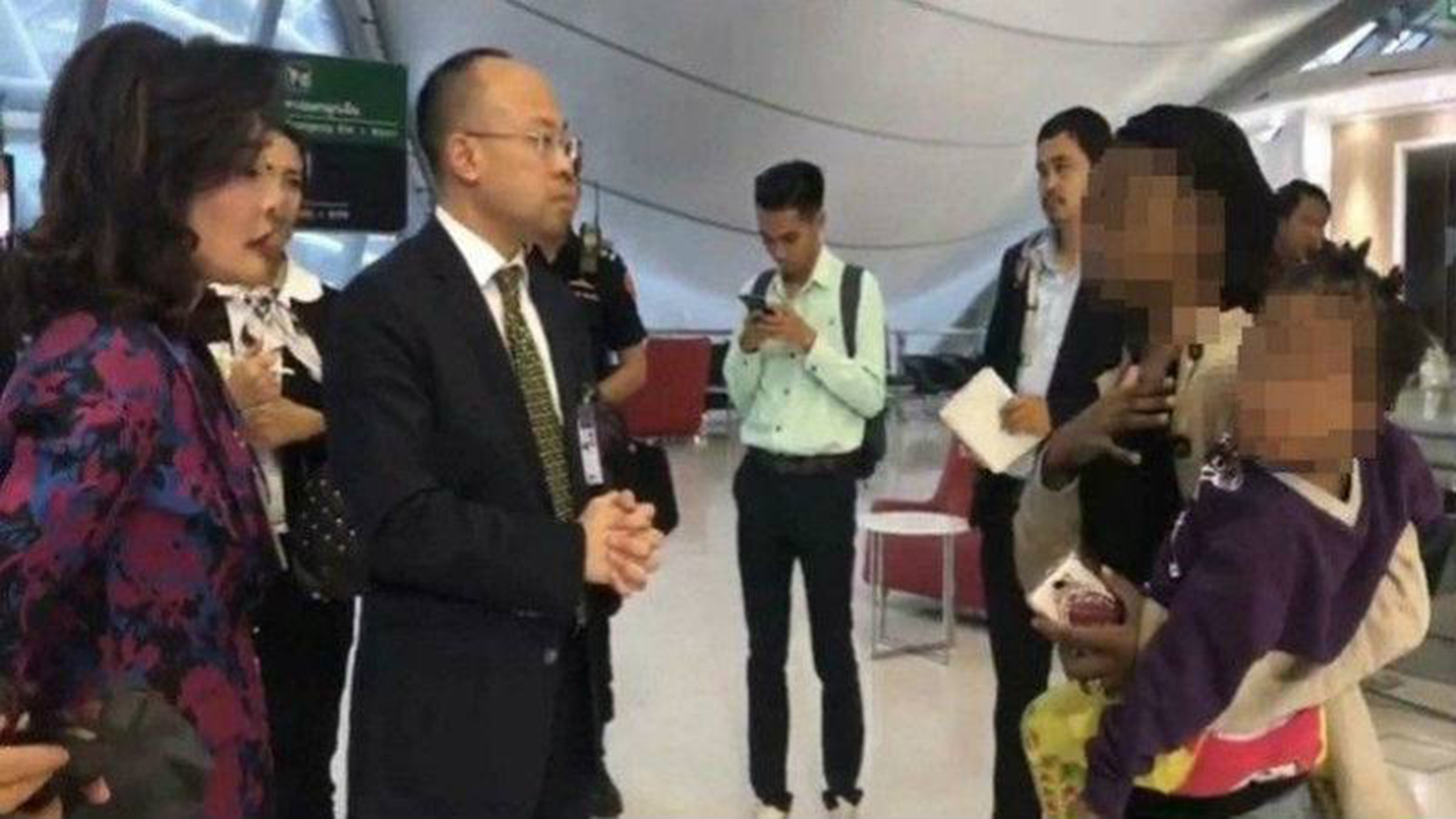 Una familia de Zimbabue, bloqueada desde hace dos meses en el aeropuerto de Bangkok