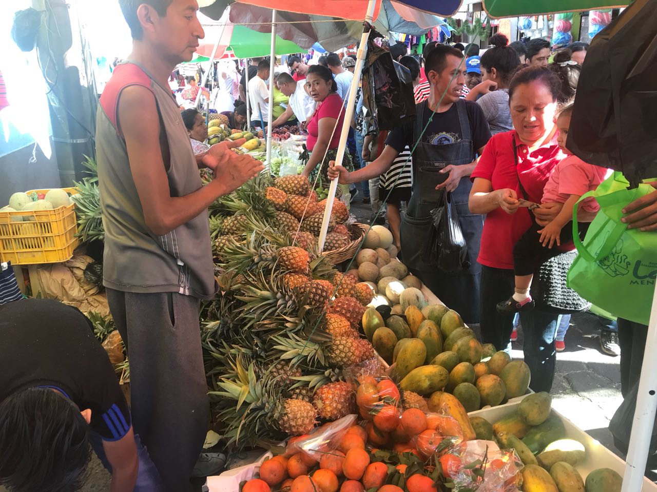 Mercados gran afluencia por compras navideñas