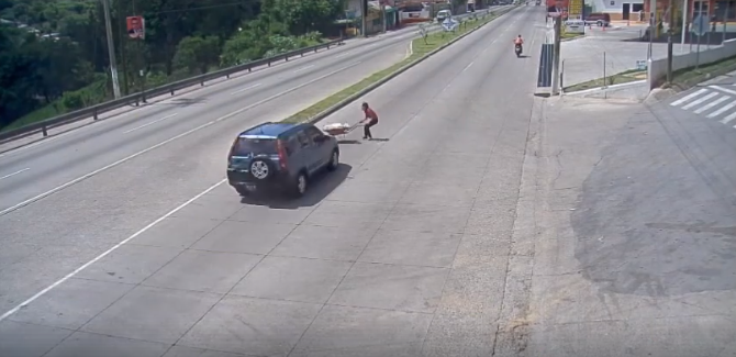 Mujer embestida por vehículo