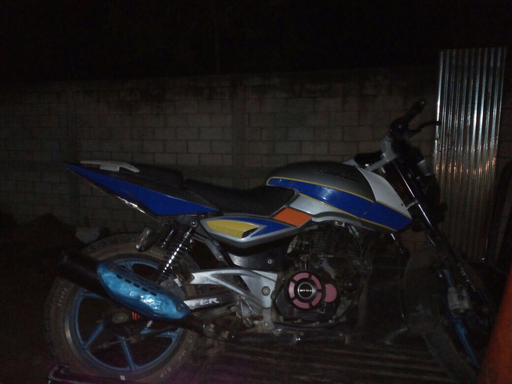 Capturan a hombres señalados del robo de una motocicleta, un soldado entre ellos