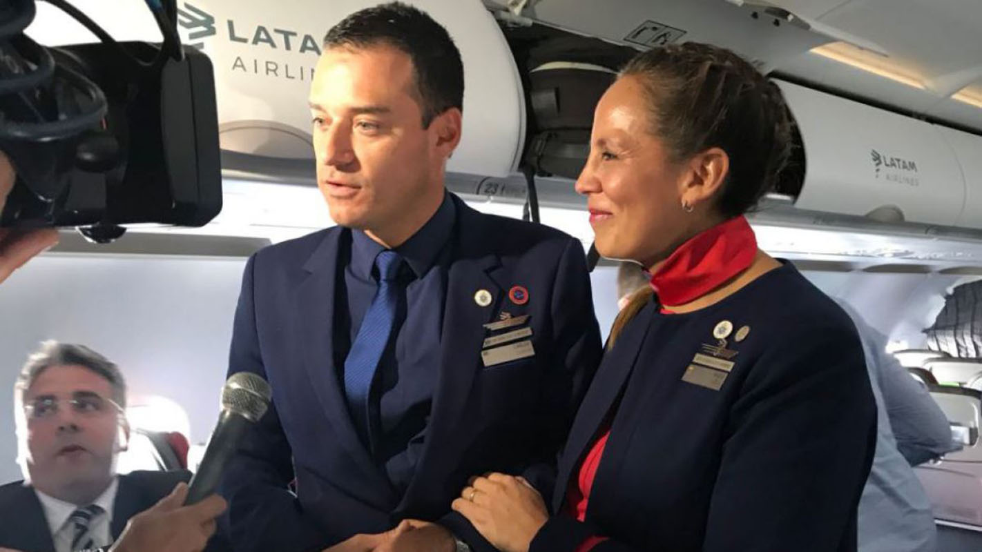 El papa celebra el primer matrimonio a bordo del avión papal