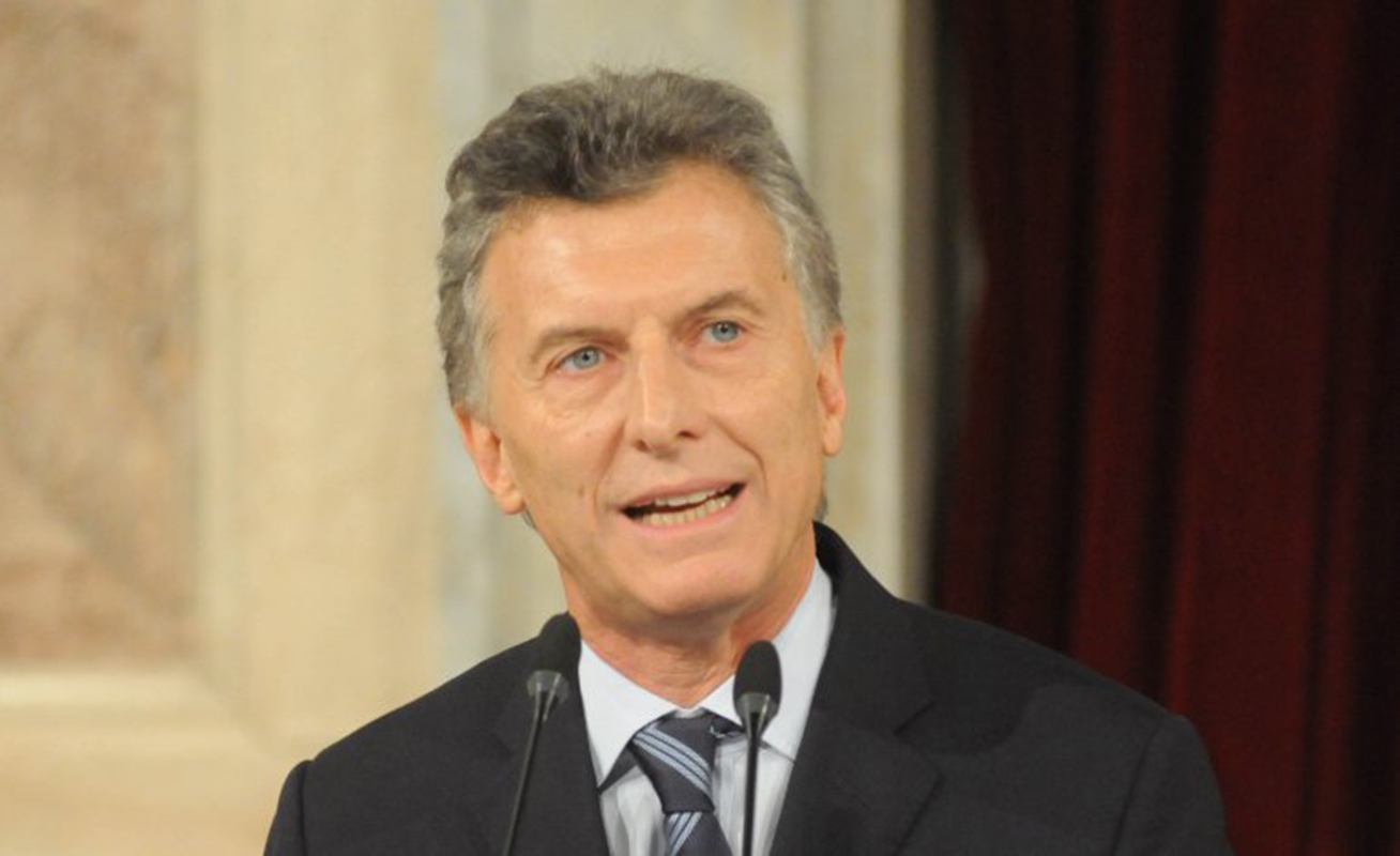 Macri anuncia reducción del 25 % de cargos en Gobierno y congelación sueldos