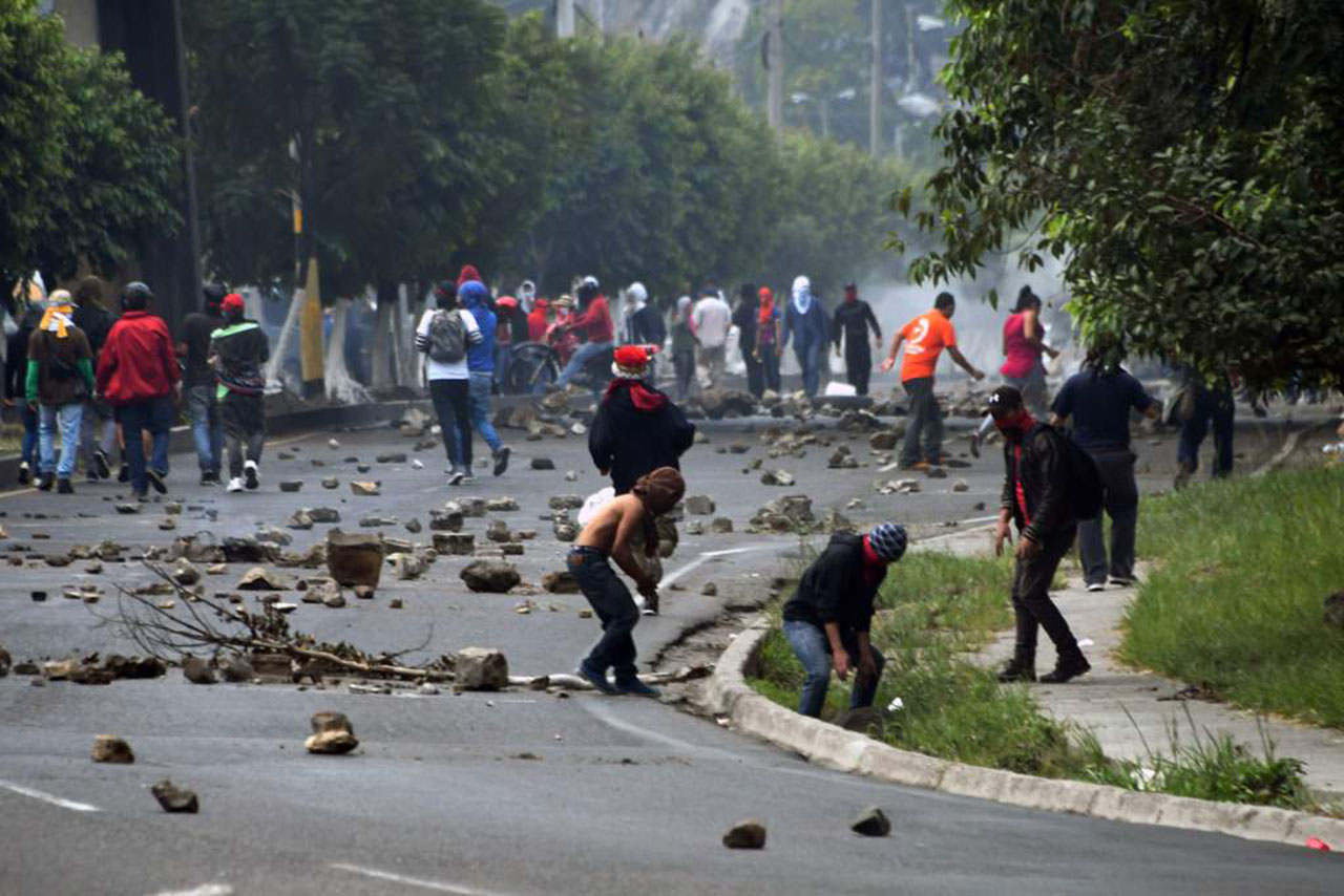 Manifestantes bloquean rutas en Honduras en protesta por reelección presidencial