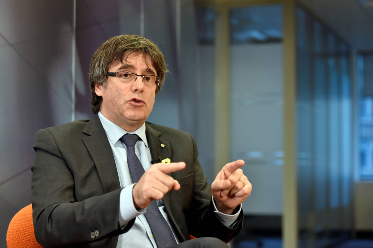 Partido de Puigdemont insiste en investidura telemática pese a advertencias de Madrid