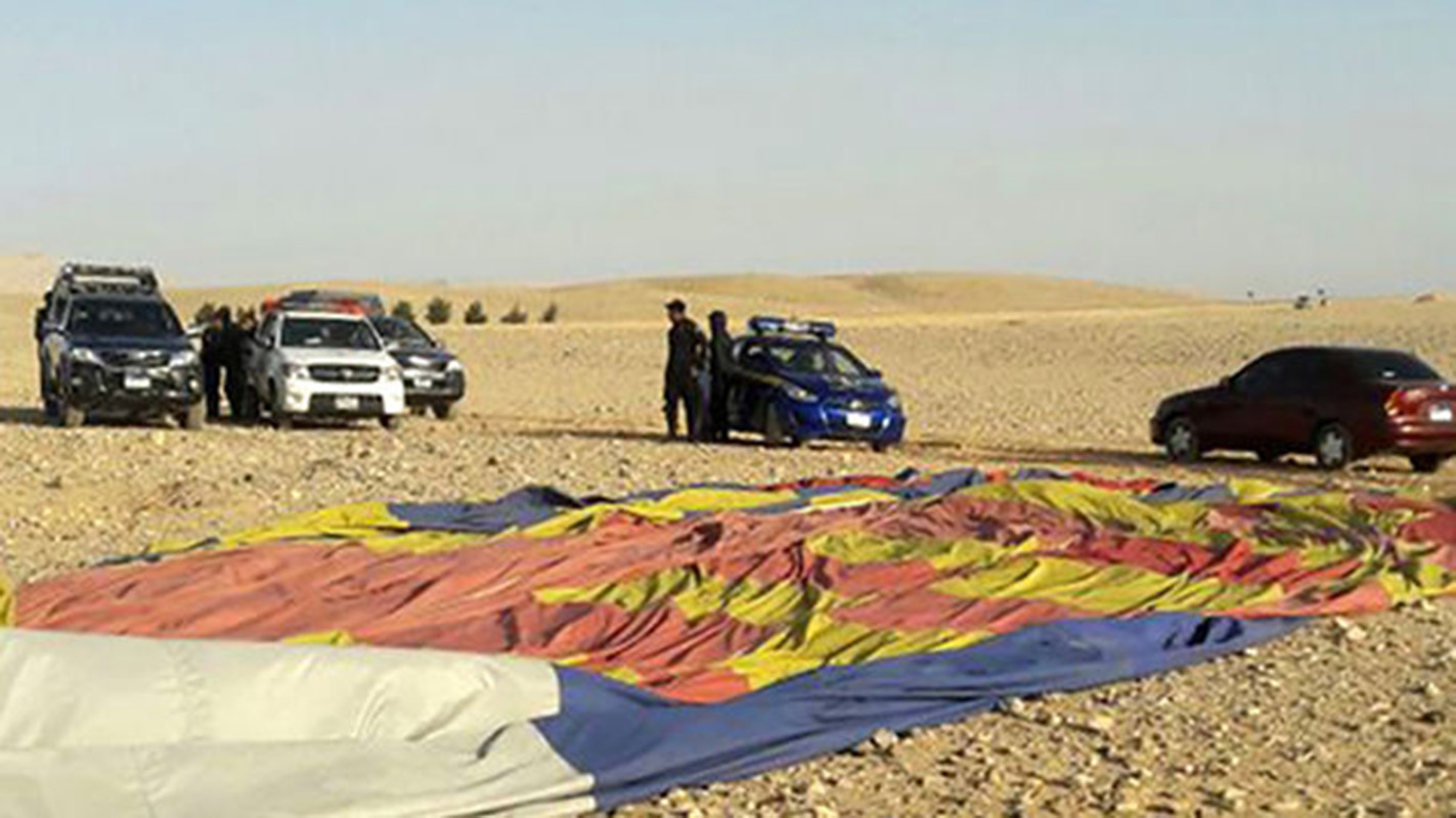 Un muerto y 12 heridos al estrellarse un globo aerostático con turistas en Egipto