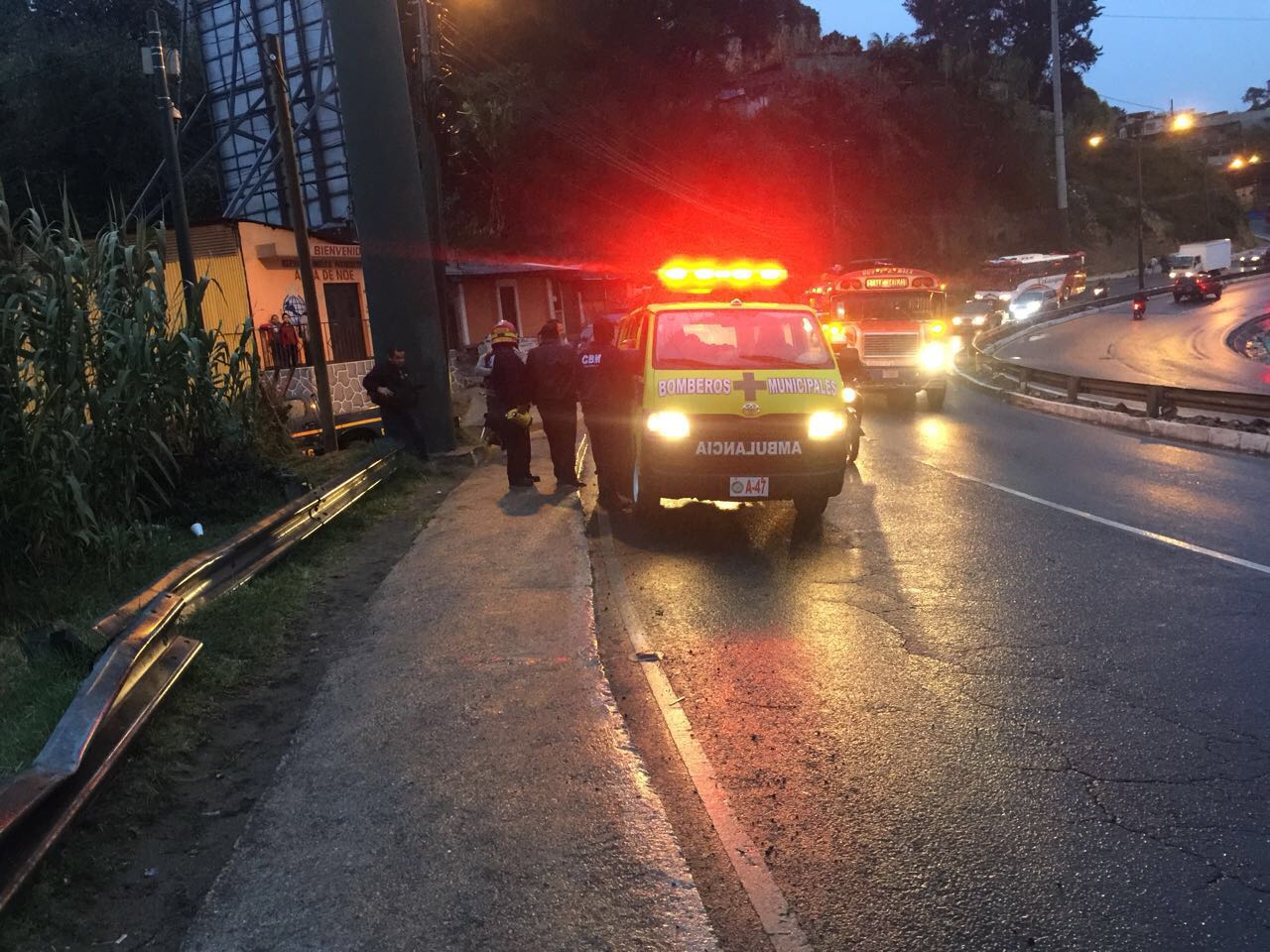 Bomberos rescatan a tripulantes de vehículo