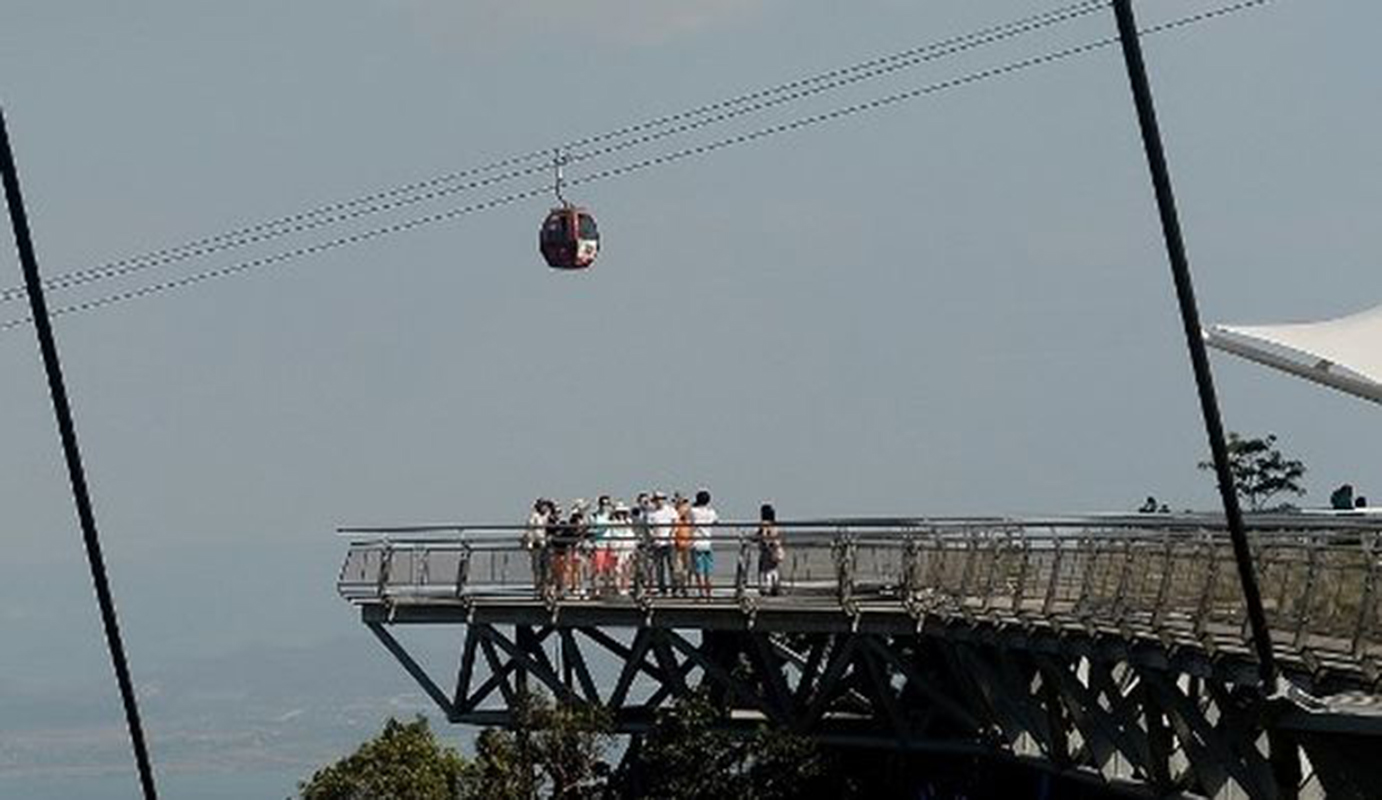 Cientos de turistas bloqueados por una avería en un teleférico en Malasia