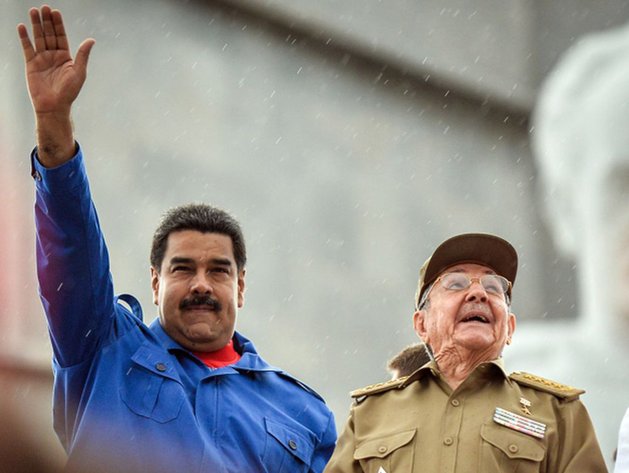 Jóvenes reúnen firmas para impedir visita de "dictadores" Maduro y Castro a Chile