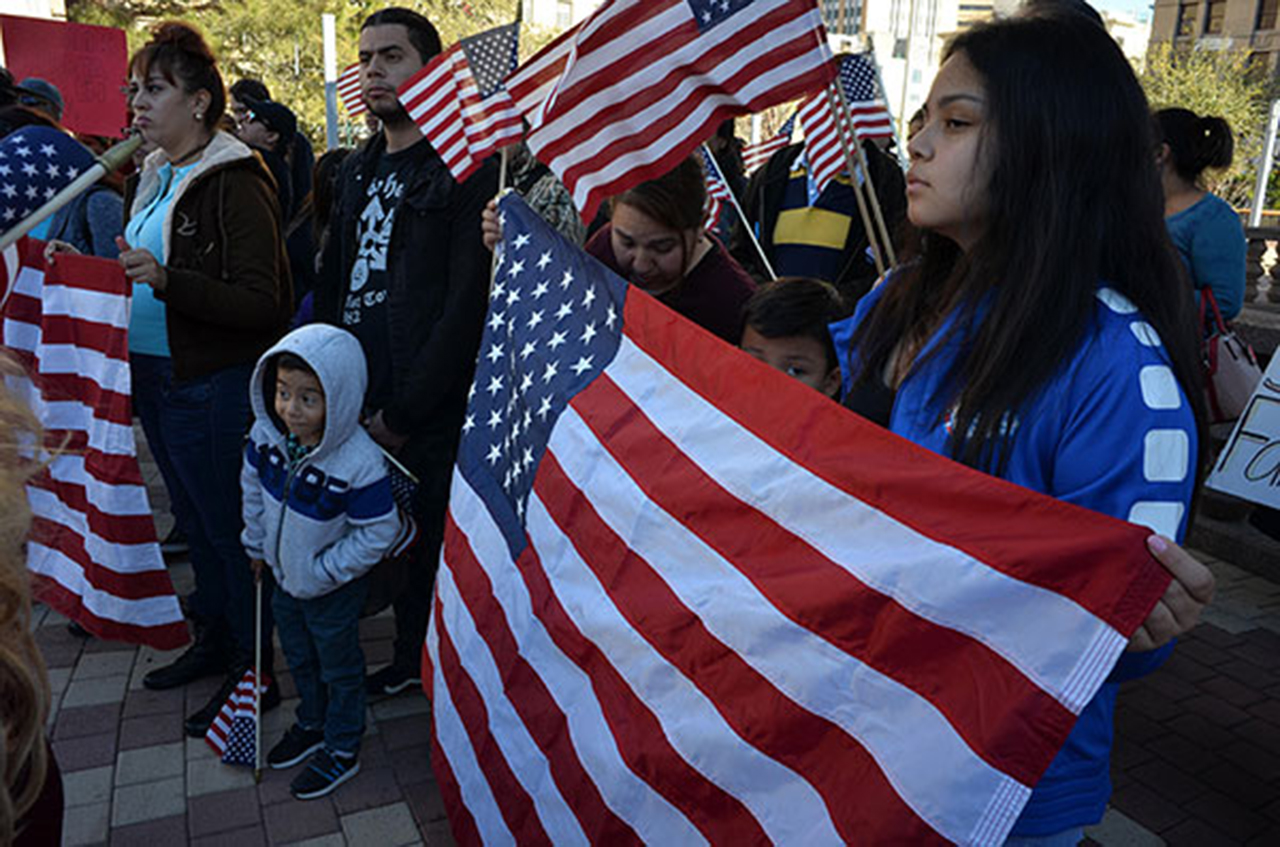 Confirman en Arizona veto a ley que niega licencias de conducir a "soñadores"