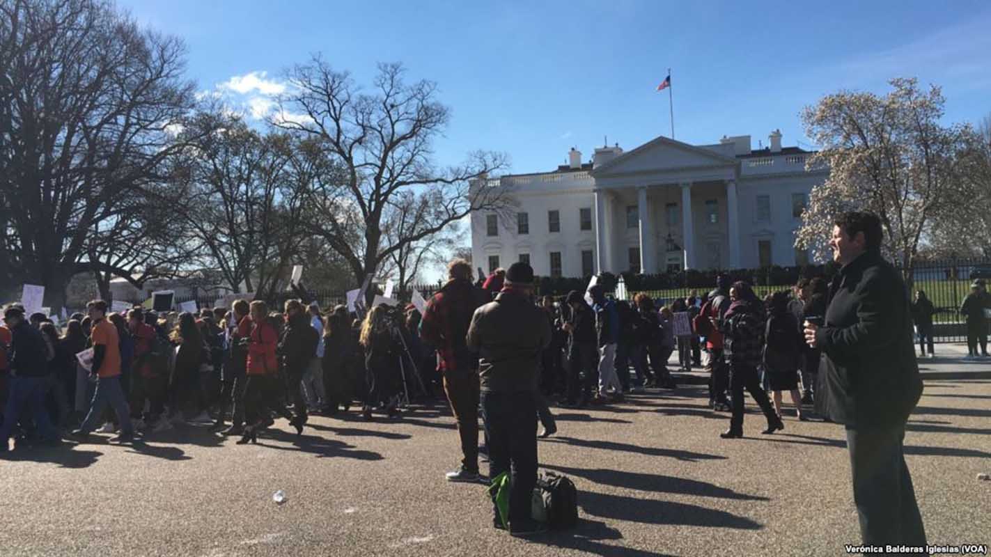 Estudiantes en EEUU protestan contra la violencia con armas de fuego