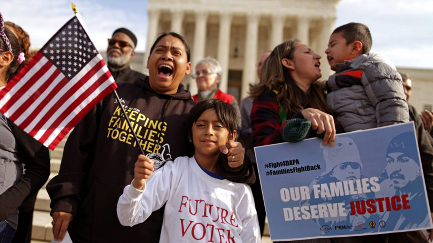 Padres latinos en EEUU sufren ansiedad por cambios migratorios, según estudio