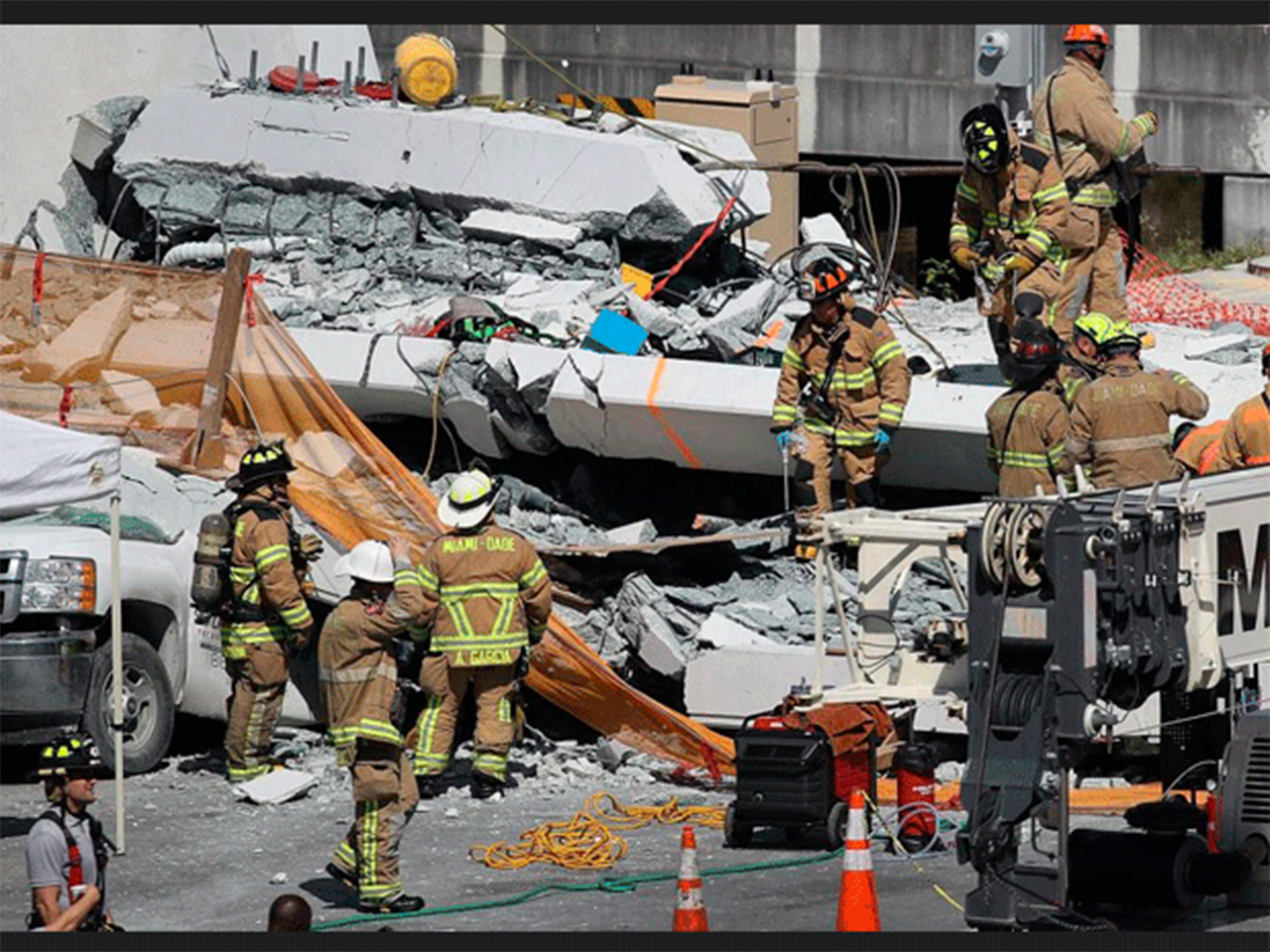 Sube a seis los muertos por el colapso de puente peatonal en Miami