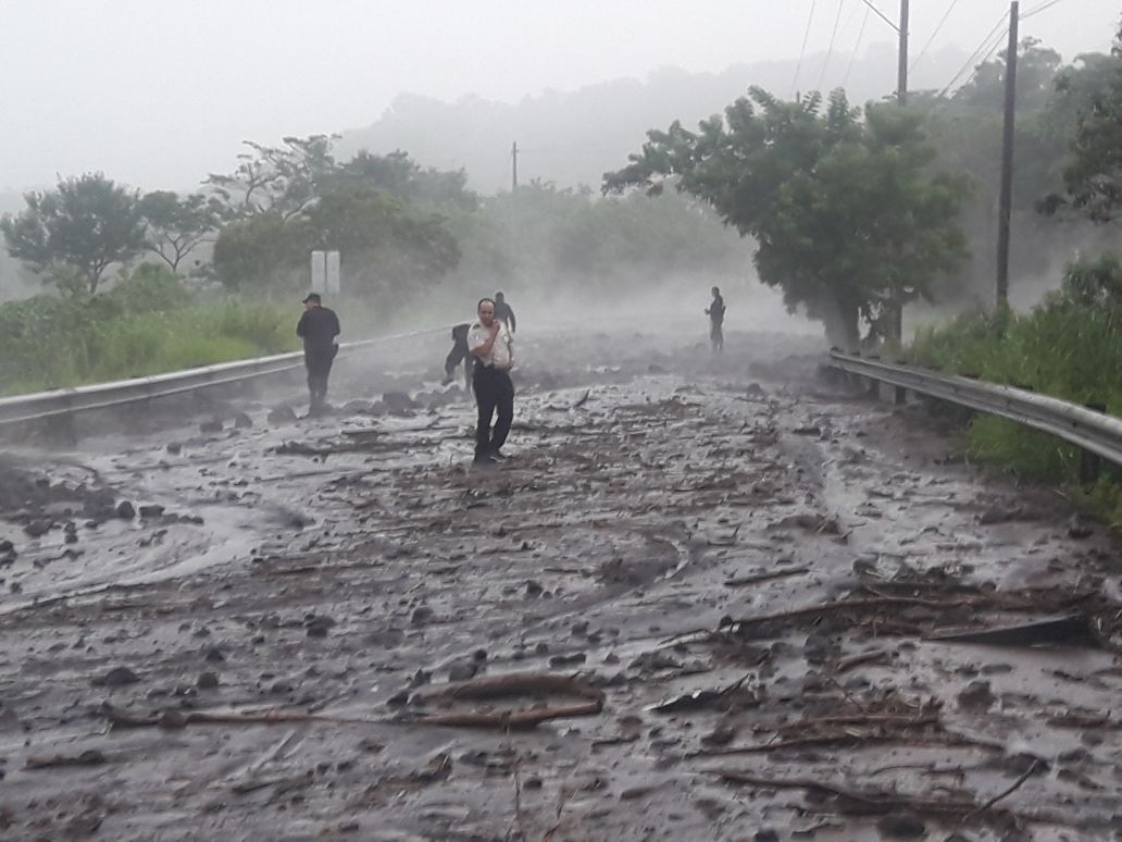 Evacuación en El Rodeo por lahar del Volcán de Fuego.