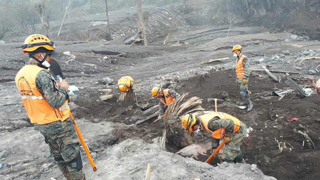 Labores de rescate en zona cero del Volcán de Fuego.