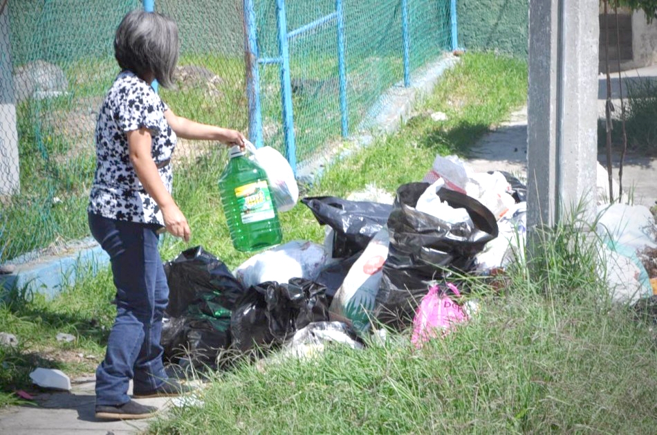 Persona tirando basura