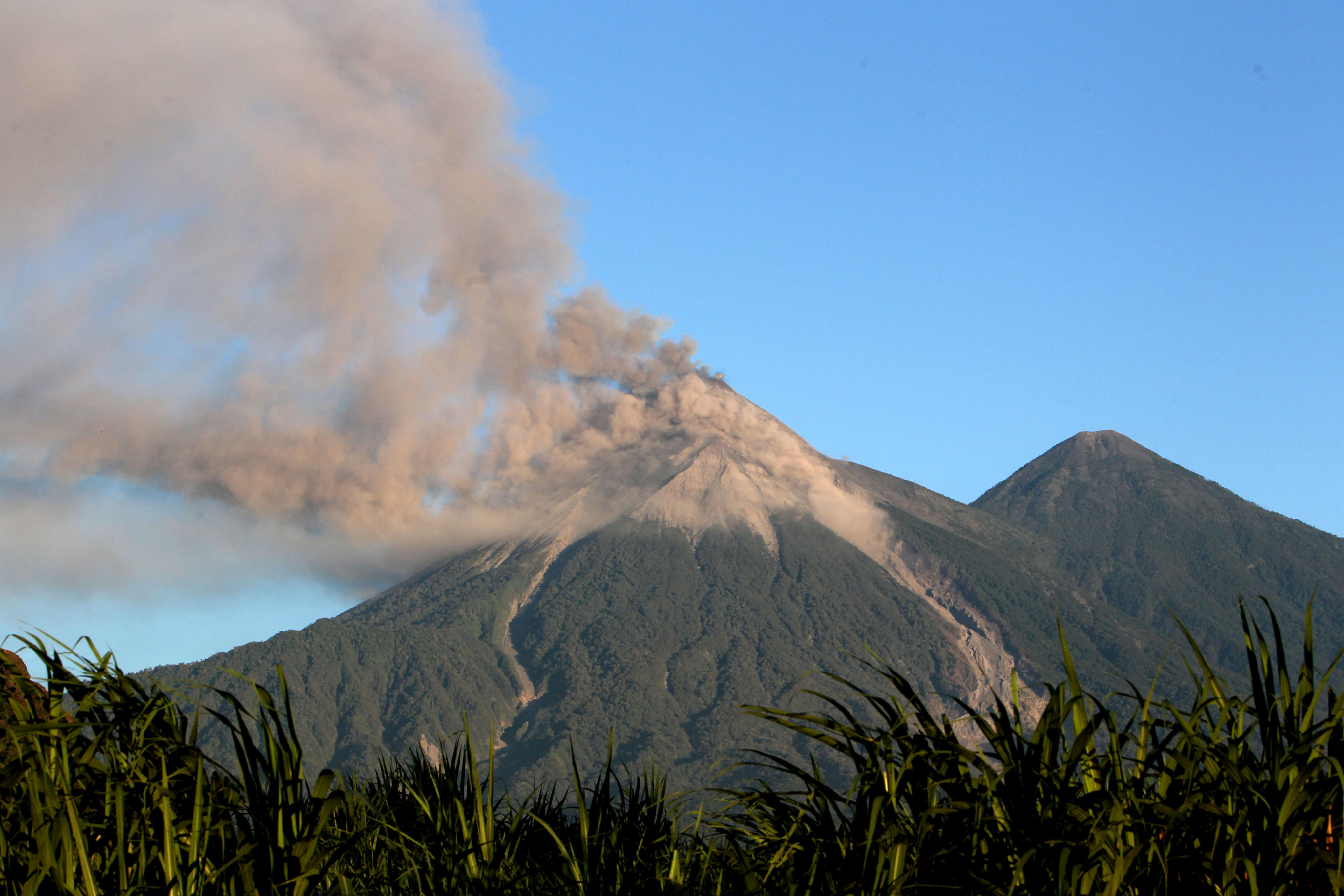 VOLCÁN DE FUEGO DE GUATEMALA CONTINÚA EN ERUPCIÓN CON CONSTANTES EXPLOSIONES