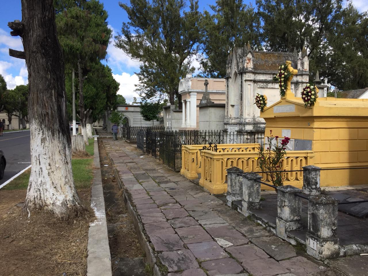 Cementerio General previo al 1 de noviembre