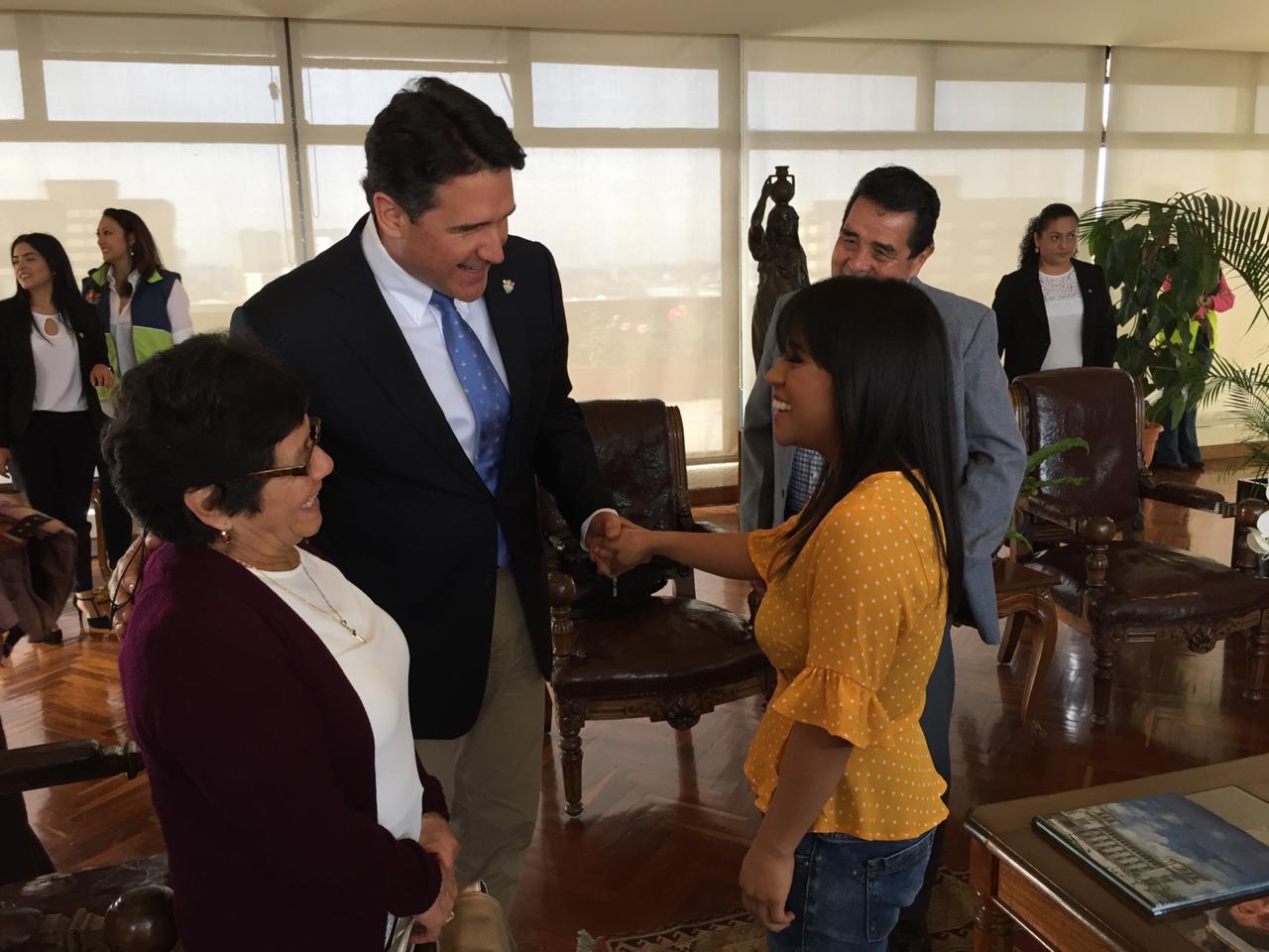 Paola Chuc recibe reconocimiento