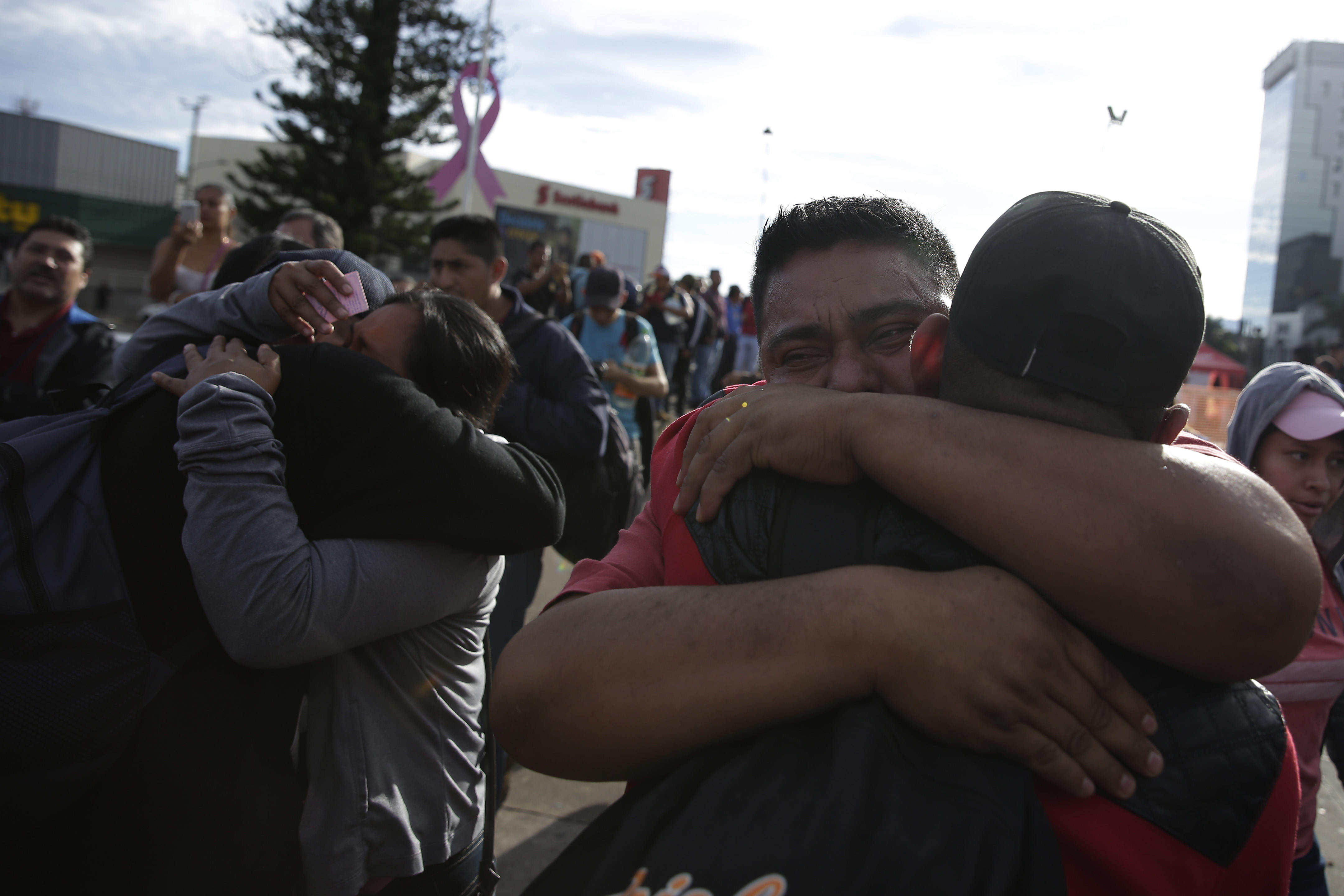 ES7009.SAN SALVADOR (EL SALVADOR) 28/10/2018- Unos 150 salvadoreños, entre ellos menores y mujeres, comenzaron hoy un viaje en caravana con rumbo a los Estados Unidos, similar al realizado por miles de migrantes hondureños. EFE/Rodrigo Sura