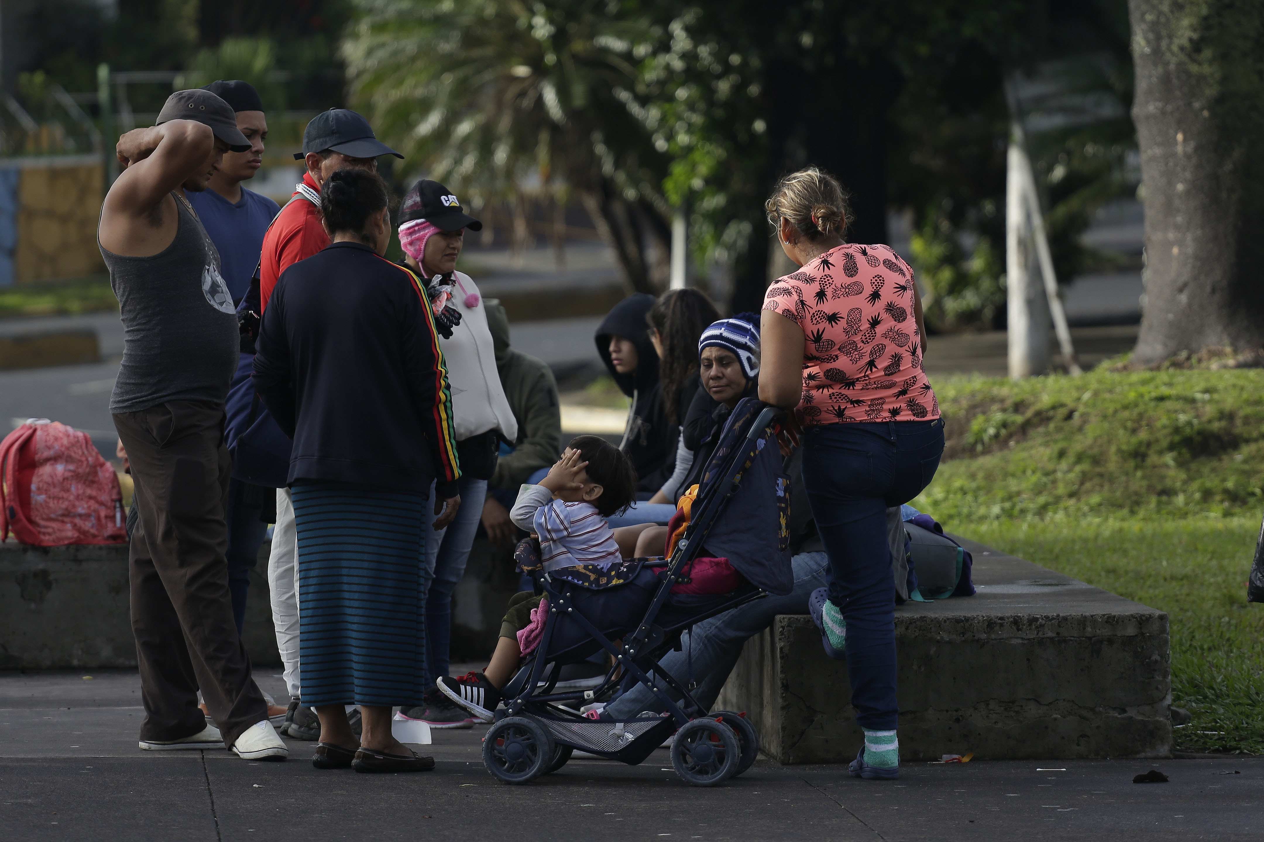 ES7002.SAN SALVADOR (EL SALVADOR) 28/10/2018- Unos 150 salvadoreños, entre ellos menores y mujeres, comenzaron hoy un viaje en caravana con rumbo a los Estados Unidos, similar al realizado por miles de migrantes hondureños. EFE/Rodrigo Sura