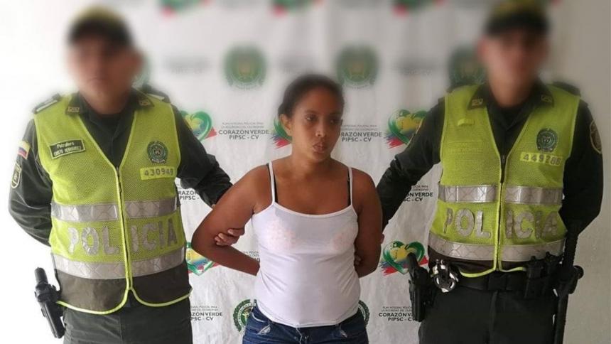 mujer quema las manos de hijo robo