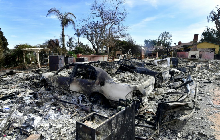 Los bomberos luchan