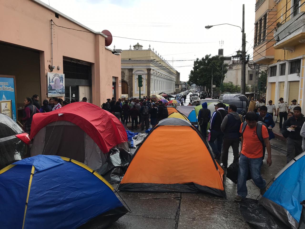 Pasan la noche frente al congreso