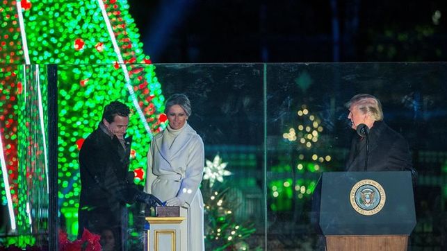 El presidente de Estados Unidos, Donald Trump, y la primera dama, Melania Trump, cumplieron hoy con la tradición anual de encender las luces del Árbol Nacional de Navidad, ubicado frente a la fachada sur de la Casa Blanca.