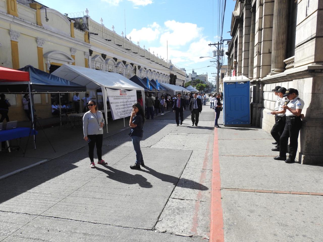 Continúa plantón en el Congreso