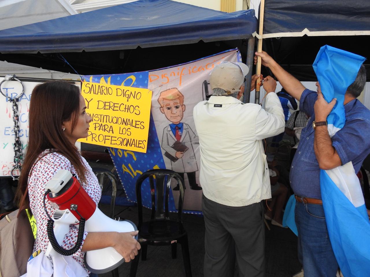 USAC y Hospital Roosevelt manifestando