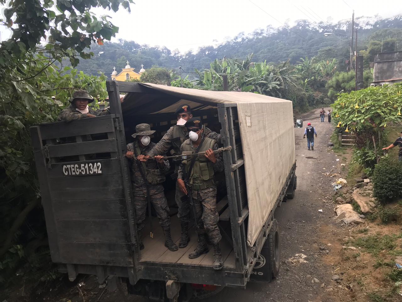 Camiones del ejército evacúan el lugar