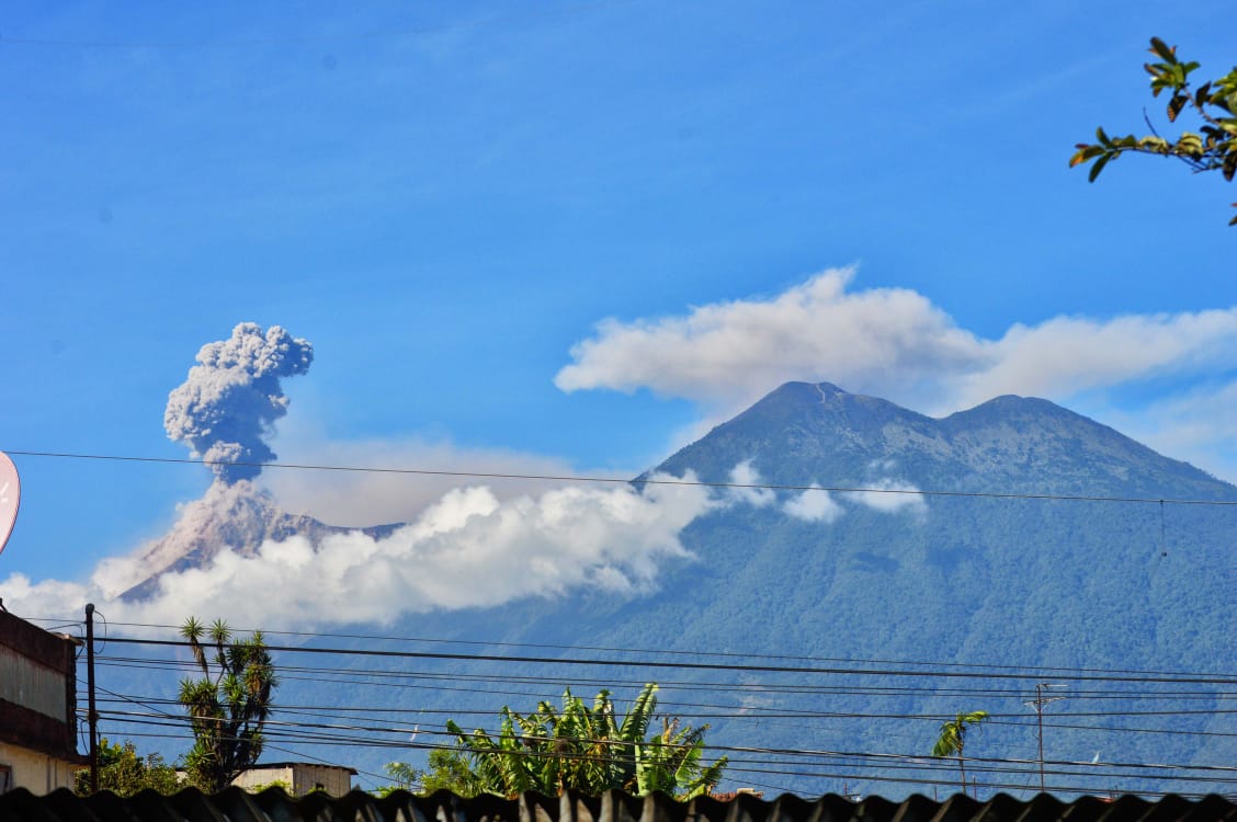 Expulsión de Ceniza de Volcán de Fuego