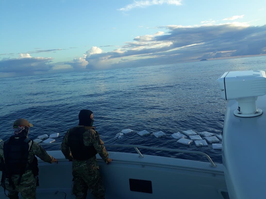 Unidades del Servicio Aeronaval ubicó la droga flotando dentro de 51 bultos en la costa Pacífica de Veraguas...