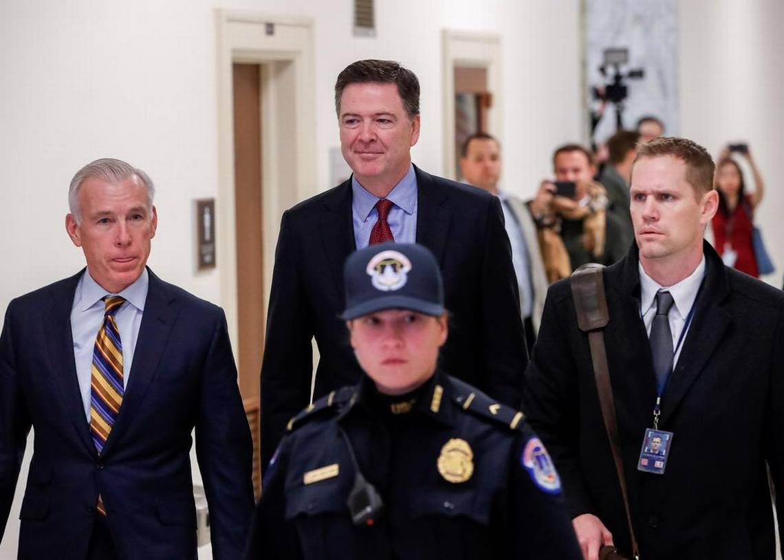 El exdirector del FBI James Comey