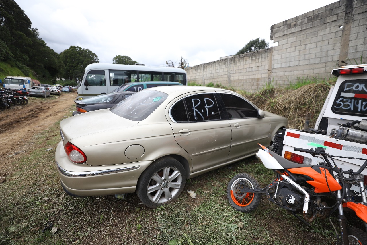 Carros y motos en subasta en Mixco