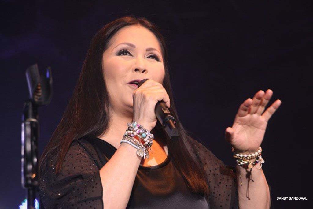 Ana Gabriel concierto sombrero