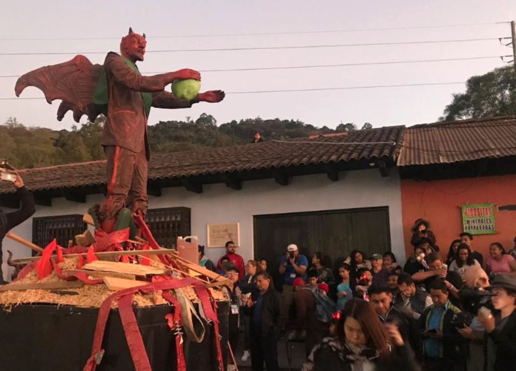 Antigua Guatemala diablo ecológico quema