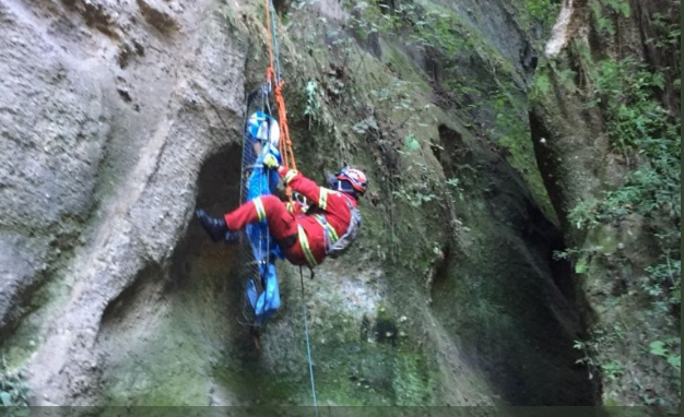 Bomberos localizan menores en barranco