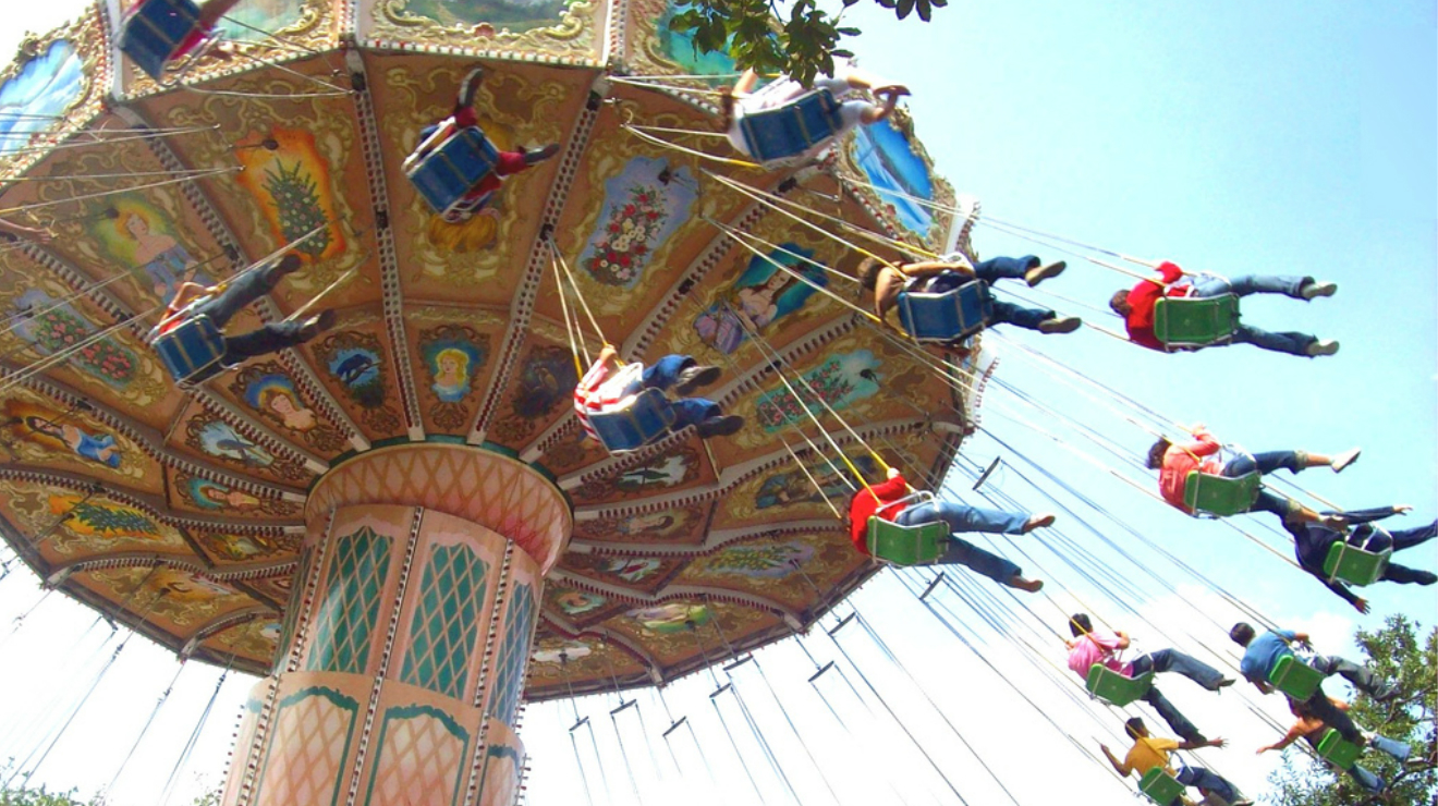 Mujer volando juego mecánico feria