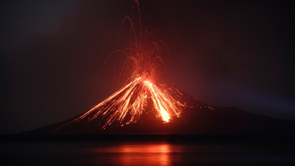 Volcán Anak Krakatoa erupción tsunami Indonesia