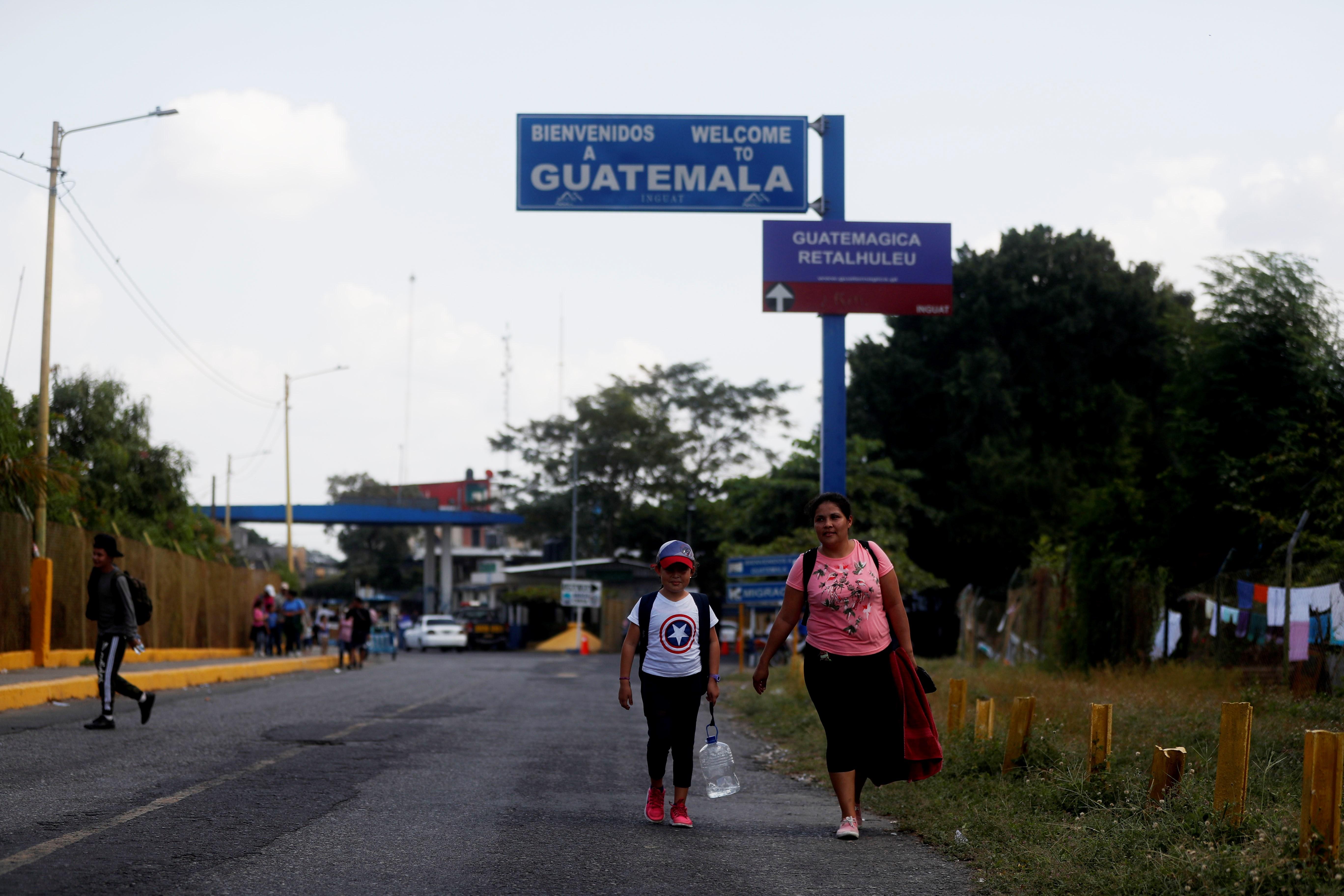 GU4001. TECÚN UMÁN (GUATEMALA), 17/01/2019.- Una madre hondureña camina hacia México con su hija este jueves luego de cruzar la frontera con Guatemala. Cientos de hondureños y salvadoreños aún caminan por territorio guatemalteco hacia la frontera, con destino final los Estados Unidos. EFE/Esteban Biba