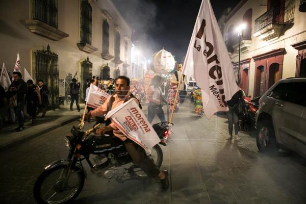 El líder del izquierdista Movimiento Regeneración Nacional, Morena, llevaba a su esposa al hospital cuando se produjo el ataque armado