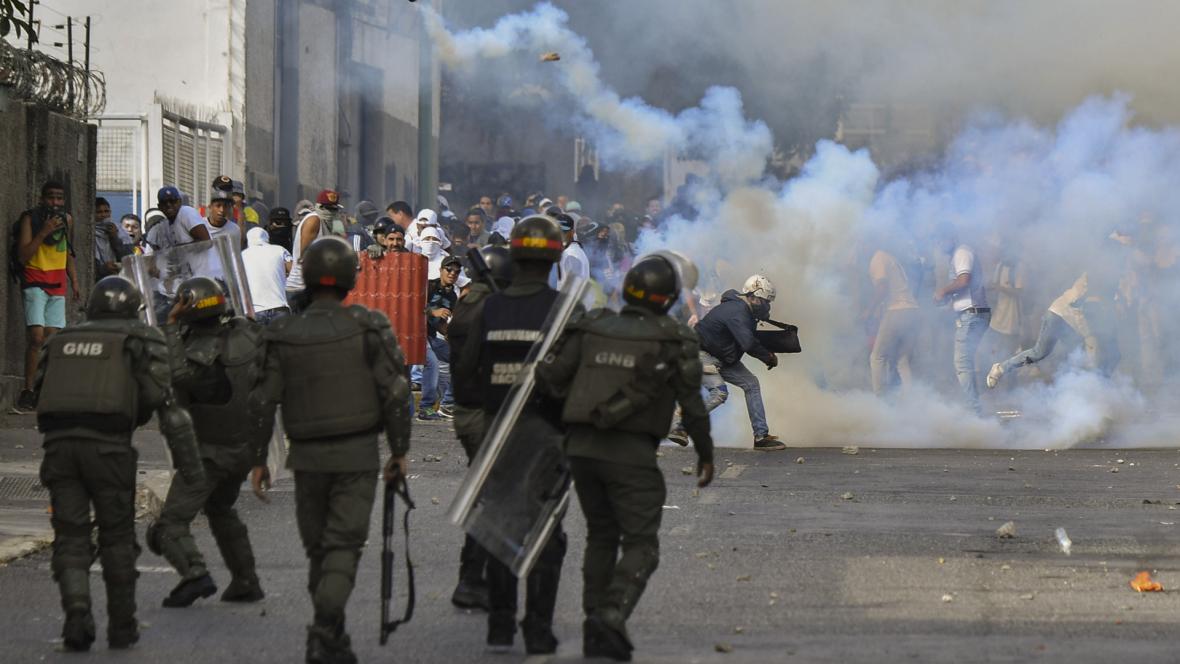 Antimotines se enfrentan con manifestantes