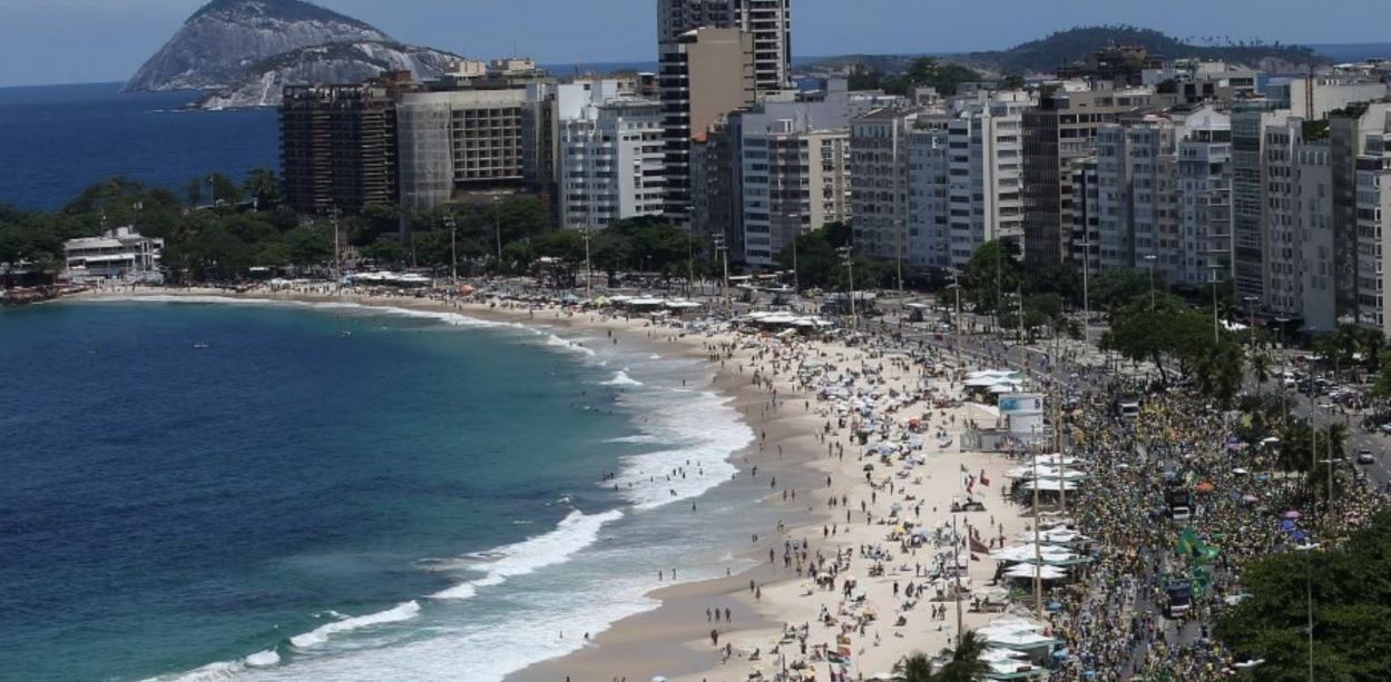 Un bañista murió alcanzado por un rayo en la famosa playa de Copacabana