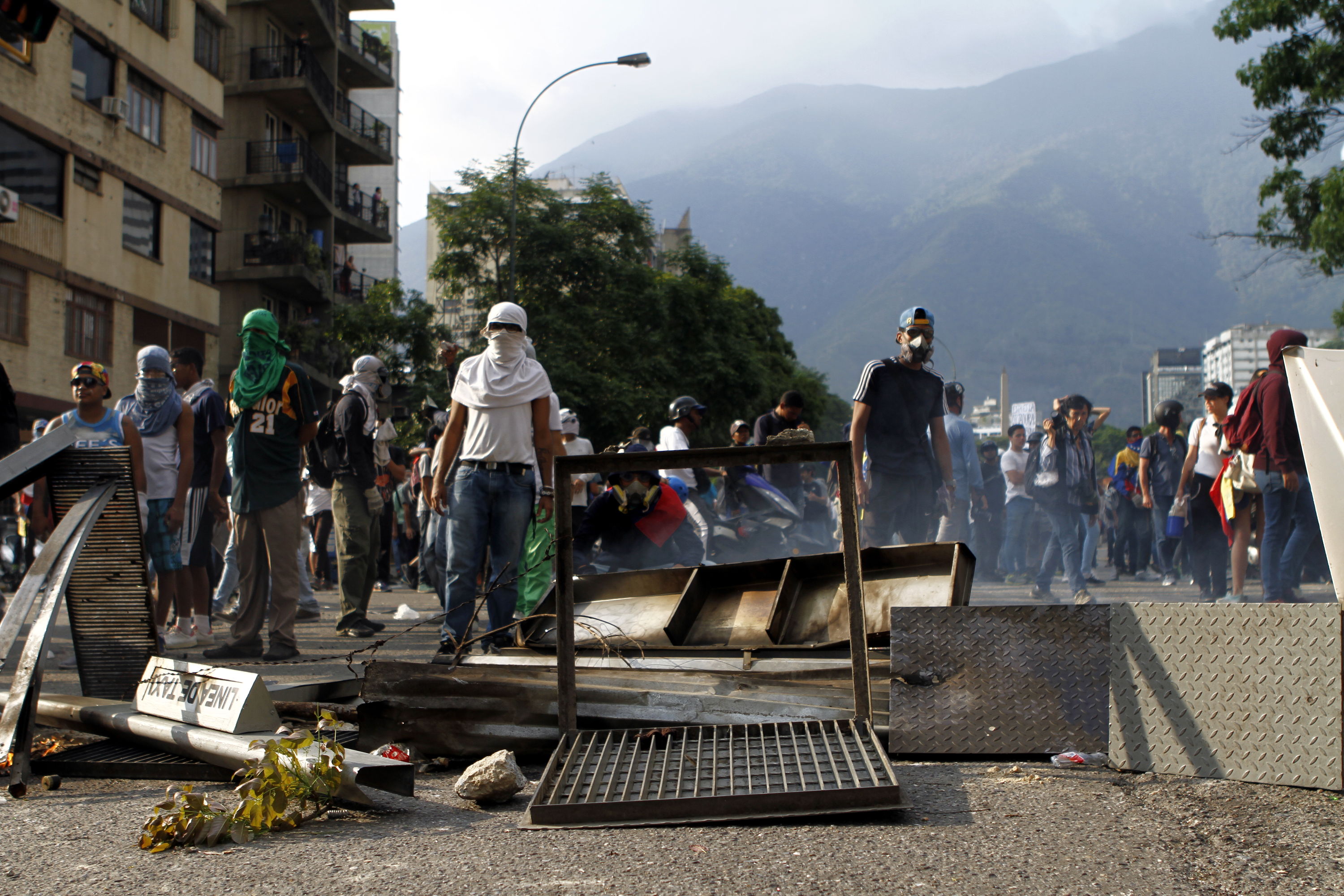 Cuatro muertos y una estatua de Chávez quemada